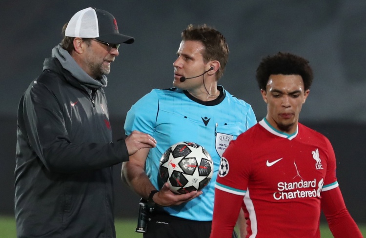 这太快了！ TheShy 击杀了 Xiaoxu 1 vs 2 Invictus Gaming 16 分 27 秒击败了 Royal Never Give Up 。