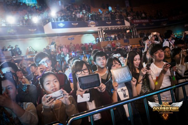 EDG俱乐部官方：下路选手 Leave 已离队